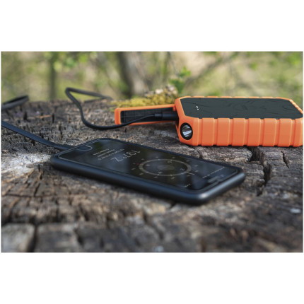 Power bank da 10.000 mAh 20 W QC 3.0 impermeabile e resistente con torcia Xtorm XR201 Xtreme